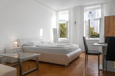 Ein Bett oder Betten in einem Zimmer der Unterkunft Spacious 7BR Apartment Near Hauptbahnhof