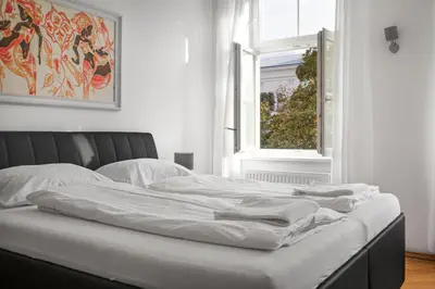 Ein Bett oder Betten in einem Zimmer der Unterkunft Spacious 7BR Apartment Near Hauptbahnhof