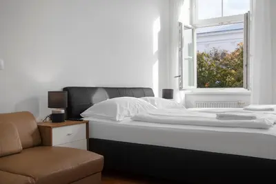 Ein Bett oder Betten in einem Zimmer der Unterkunft Spacious 7BR Apartment Near Hauptbahnhof