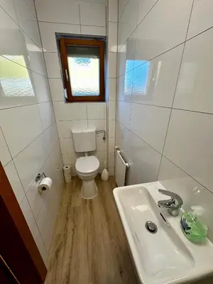 Ein Badezimmer in der Unterkunft AJO Family House with free parking - Self-Check-in
