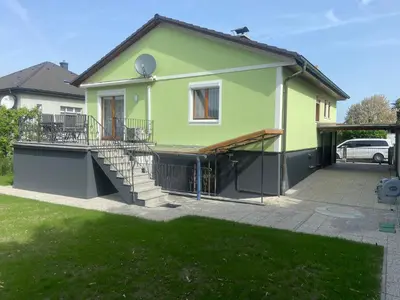 Das Gebäude in dem sich das Ferienhaus befindet