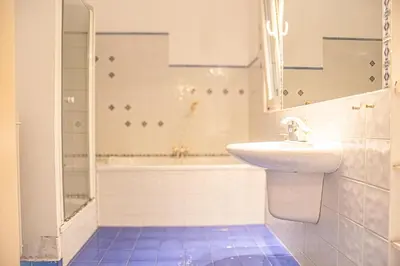 Ein Badezimmer in der Unterkunft Simple 3BR Apartment Near Wiener Stadthalle