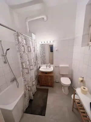 Ein Badezimmer in der Unterkunft Cozy City Apartment
