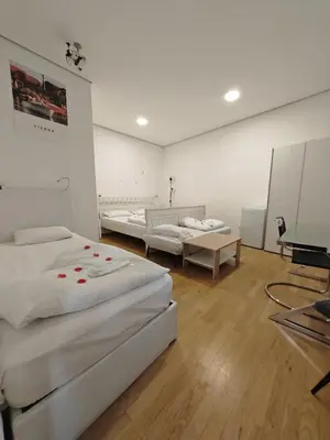 Ein Bett oder Betten in einem Zimmer der Unterkunft ABAI Apartments 1140 On-line Check-in & Self Service