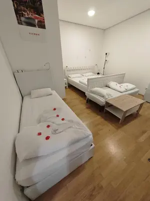 Ein Bett oder Betten in einem Zimmer der Unterkunft ABAI Apartments 1140 On-line Check-in & Self Service