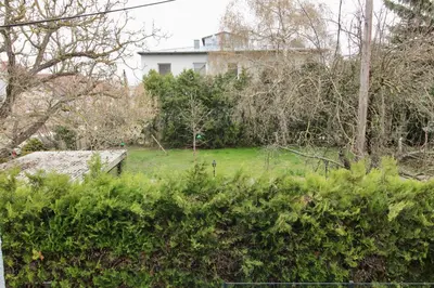 Ein Garten an der Unterkunft Modern Balcony Apartment with free Parking