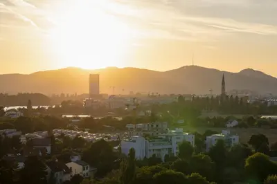Ein allgemeiner Bergblick oder ein Berglick von des Aparthotels aus