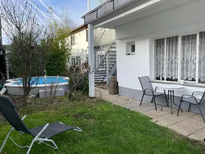 Der Swimmingpool an oder in der Nähe von Cheap Outlet Center Apartment with Garden