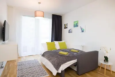 Ein Bett oder Betten in einem Zimmer der Unterkunft Deluxe City Apartment with balcony! Free Garage Parking included!