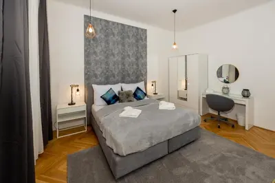 Ein Bett oder Betten in einem Zimmer der Unterkunft Sunny 1BR with Terrace near Schönbrunn
