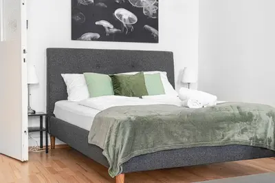 Ein Bett oder Betten in einem Zimmer der Unterkunft Modern 2BR Apt. Perfect for Long and Short Stays