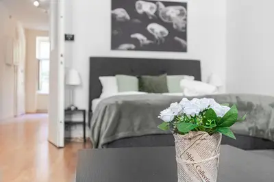 Ein Bett oder Betten in einem Zimmer der Unterkunft Modern 2BR Apt. Perfect for Long and Short Stays