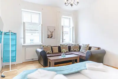 Ein Sitzbereich in der Unterkunft Simple 2-Bedroom Apt with King Beds & Wi-Fi