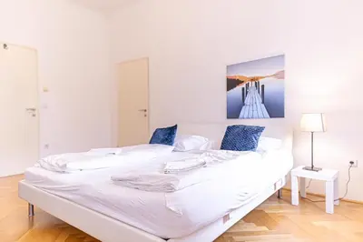 Ein Bett oder Betten in einem Zimmer der Unterkunft Simple 2-Bedroom Apt with King Beds & Wi-Fi