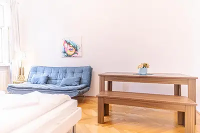 Ein Sitzbereich in der Unterkunft Simple 2-Bedroom Apt with King Beds & Wi-Fi