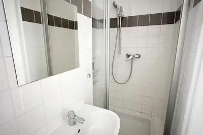 Ein Badezimmer in der Unterkunft Ruhige & große Altbauwohnung 7min zum Zentrum