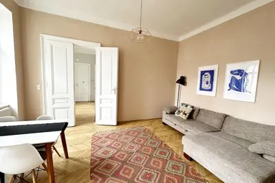 Ein Sitzbereich in der Unterkunft Ruhige & große Altbauwohnung 7min zum Zentrum