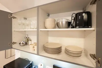 Küche/Küchenzeile in der Unterkunft Stylish apartment with dedicated working space and super king-size bed located between city centre and Donau river