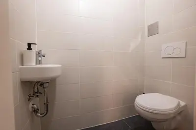 Ein Badezimmer in der Unterkunft Stylish apartment with dedicated working space and super king-size bed located between city centre and Donau river