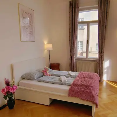 Ein Bett oder Betten in einem Zimmer der Unterkunft Central and round 3 minutes to city shopping center and Schönbrunn Palace