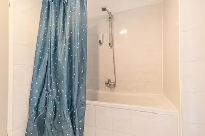Ein Badezimmer in der Unterkunft Sweet 3 private rooms in shared Apt Near Wiener Stadthalle & Central