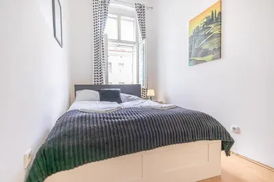 Ein Bett oder Betten in einem Zimmer der Unterkunft Sweet 3 private rooms in shared Apt Near Wiener Stadthalle & Central