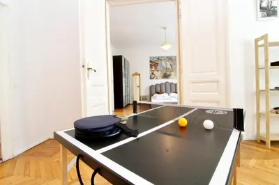 Tischtennis in der Unterkunft BRIGHT ELEGANT FLAT in Center oder in der Nähe