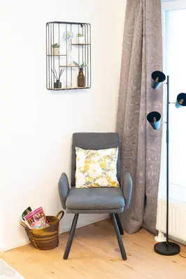 Ein Sitzbereich in der Unterkunft Design city apartment with free parking near Stadthalle