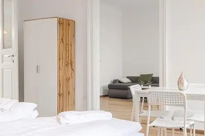 Ein Bett oder Betten in einem Zimmer der Unterkunft Welcoming 2BR Apt, near AKH- Perfect for short & Longstays