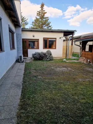 Das Gebäude in dem sich das Ferienhaus befindet