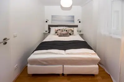 Ein Bett oder Betten in einem Zimmer der Unterkunft Rooftop cozy apartment near innerstadt with AC