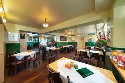 Ein Restaurant oder anderes Speiselokal in der Unterkunft Schlossquadrat Apartment 12
