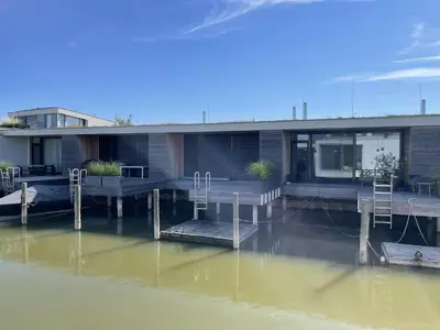 Das Gebäude in dem sich das Ferienhaus befindet