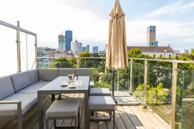 Ein Balkon oder eine Terrasse in der Unterkunft SkyLine Apartment mit Terrasse close to Lakes