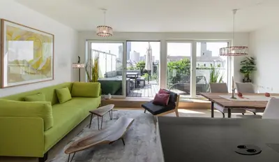 Ein Sitzbereich in der Unterkunft SkyLine Apartment mit Terrasse close to Lakes