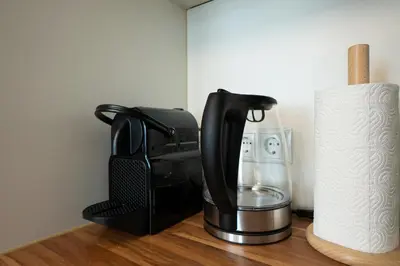 Kaffee-/Teezubehör in der Unterkunft Aesthetic newly renovated apartment located near Belvedere Castle, 15 minutes from Stephansplatz